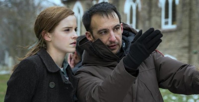Amenábar, en el rodaje, con Emma Watson.