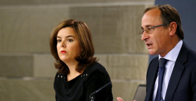 Soraya Sáenz de Santamaría y Alfonso Alonso durante la rueda de prensa posterior al Consejo de Ministros. EFE
