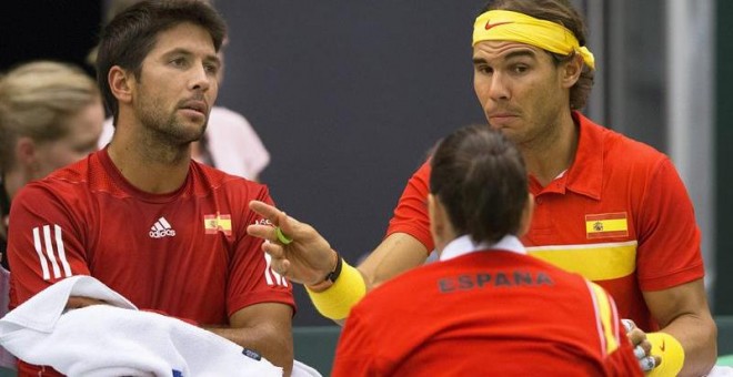 Fernando Verdasco y Rafael Nadal, junto a la capitana Conchita Martínez, durante un momento del partido. - EFE