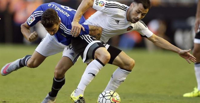 El centrocampista del Valencia Javi Fuego disputa un balón con el delantero italiano del Betis Vincenzo Rennella. - EFE