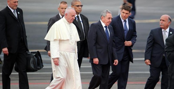 El papa Francisco es recibido por el presidente de Cuba, Raúl Castro, a su llegada a La Habana. - EFE