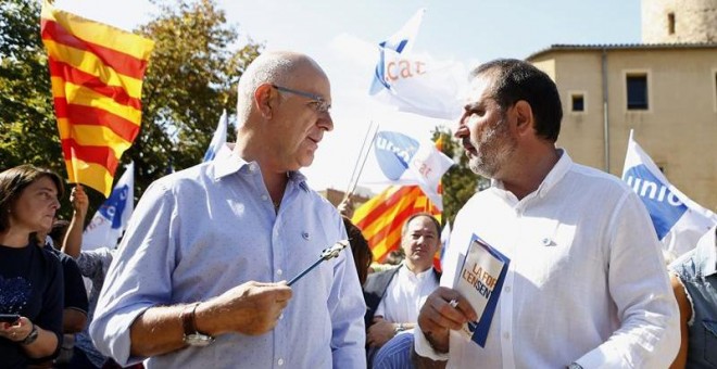 El cabeza de lista de UDC para el 27S, Ramon Espadaler (d), acompañado por el presidente del partido, Josep Antoni Duran Lleida, durante el acto central de campaña de Unió en Santa Coloma de Gramanet. EFE