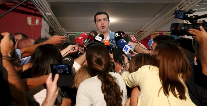 Alexis Tsipras, rodeado por la prensa tras votar en un distrito de Atenas.- REUTERS