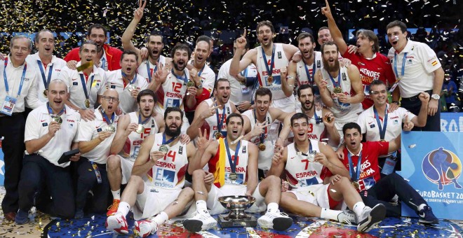 Los jugadores de la selección española posan con la medalla de oro y el trofeo del Eurobasket. - REUTERS