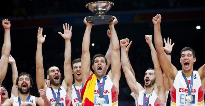 Felipe Reyes levanta el trofeo que proclama a España campeona de Europa de baloncesto. - EFE