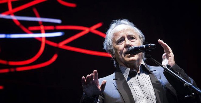 Serrat, en un momento de su concierto en Madrid. / LUCA PIERGIOVANNI (EFE)