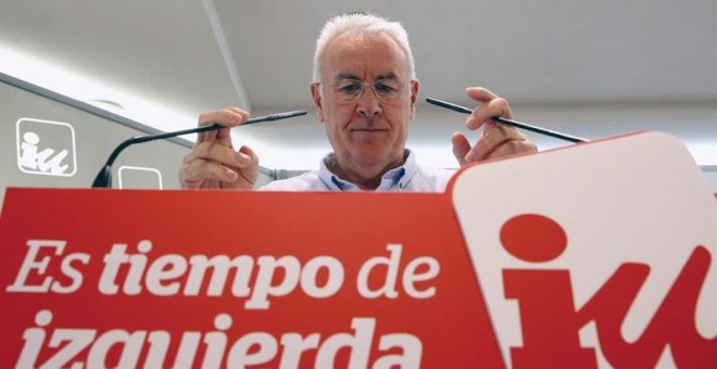 El coordinador general de IU, Cayo Lara, momentos antes de la rueda de prensa que ha ofrecido para tratar distintos temas de la actualidad política, hoy en Madrid. EFE/Sergio Barrenechea