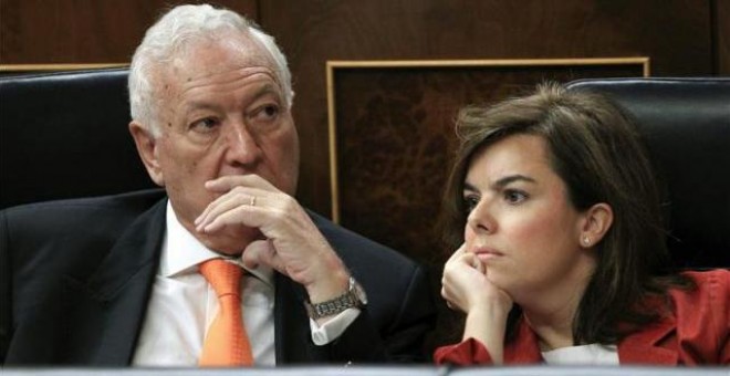 La vicepresidenta del Gobierno, Soraya Sáenz de Santamaría, y el ministro de Asuntos Exteriores, José Manuel García Margallo,en el Congreso de los Diputados. Archivo EFE