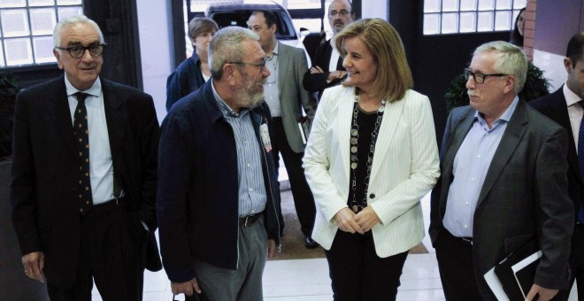 La ministra de Empleo, Fátima Báñez, junto a los secretarios generales de UGT, Cándido Méndez, y de CCOO, Ignacio Fernández Toxo, y el presidente del Consejo Económico y Social, Marcos Peña. EFE/Juan M. Espinosa