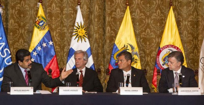 El presidente de Venezuela, Nicolás Maduro (i); el presidente de Uruguay, Tabaré Vazquez; el presidente de Ecuador, Rafael Correa y el presidente de Colombia, Juan Manuel Santos, durante su encuentro en Quito. / JOSE JACOME (EFE)