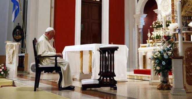 El papa Francisco reza en el santuario de la Virgen de la Caridad del Cobre en Santiago de Cuba. / TONY GENTILE (EFE)