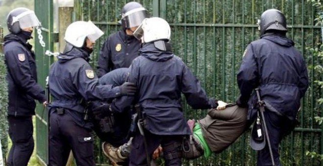 La policía detiene a un activista durante el desahucio de la vivienda de la familia de Carlos Midón. / XOÁN REY (EFE)