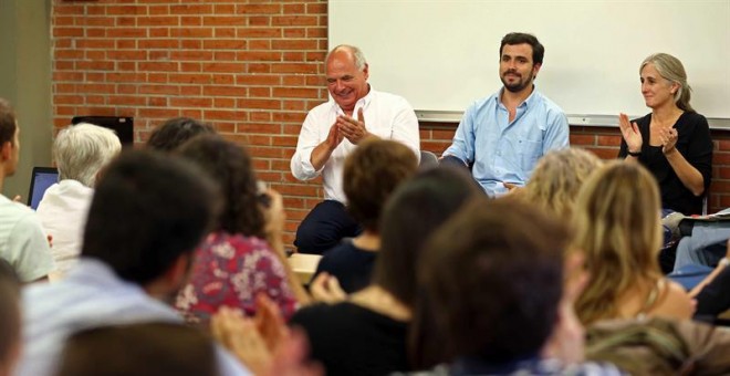 El cabeza de lista de Catalunya Sí que es Pot, Lluís Rabell; el candidato de IU a la presidencia del Gobierno, Alberto Garzón; y la coordinadora nacional de ICV, Dolors Camats, durante un acto celebrado este mediodía en la Universitat de Barcelona.EFE/Ton