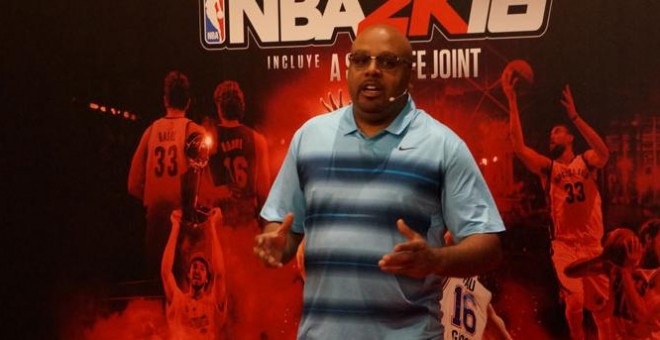 Rob Jones, productor de 'NBA2K16', durante la presentación del videojuego.