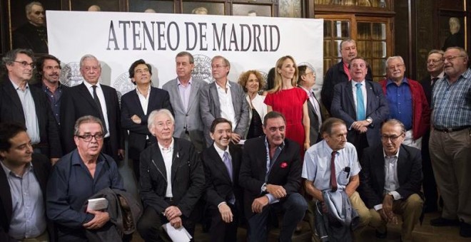 Fotografía de familia de los asistentes al acto en el que se leerá el manifiesto 'Por la responsabilidad civil', un llamamiento a la responsabilidad civil de los votantes catalanes el 26 de septiembre, esta tarde en el Ateneo de Madrid. EFE/Luca Piergiova