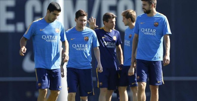Luis Suárez, Messi y Piqué conversan en el entrenamiento de ayer, previo al partido contra el Celta. /EFE