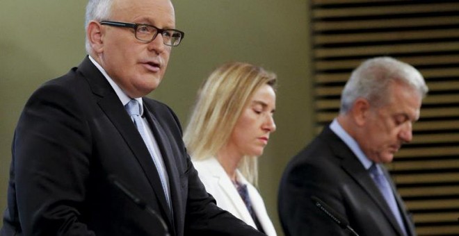 El vicepresidente primero de la Comisión Europea, Frans Timmermans; la Alta representante de la Unión para Asuntos Exteriores y Política de Seguridad, Federica Mogherini; y el comisario europeo de Migración, Asuntos Internos y Ciudadanía, Dimitris Avramop