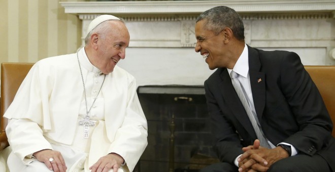 El papa Francisco conversa con el presidente estadounidense, Barack Obama en la base aérea de Andrews, Maryland (EE.UU.) en el despacho oval de la Casa Blanca. REUTERS