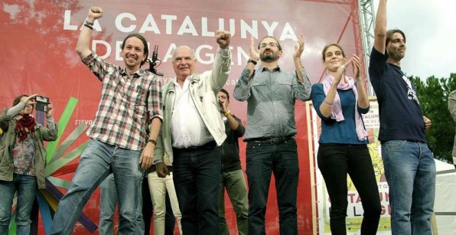 Pablo Iglesias, junto al candidato de Catalunya Sí que es Pot a la Generalitat, Lluís Rabell, en Cornellà. / EFE
