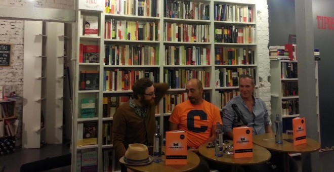 Los autores de Strambotic junto a Manuel Burque, en un momento de la presentación. / J.T