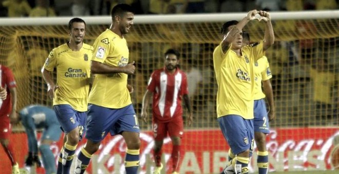 El centrocampista de la U. D. Las Palmas, Roque Mesa (d), celebra el primer gol del equipo canario contra el Sevilla. /EFE