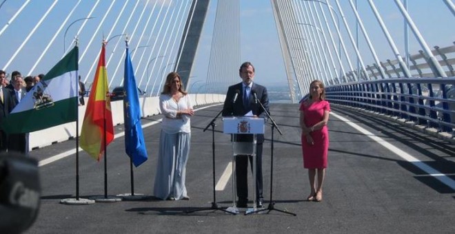 El presidente del Gobierno, Mariano Rajoy, y la presidenta de la Junta de Andalucía, Susana Díaz, presiden la inauguración del puente 'Constitución 1812' en Cádiz.- EUROPA PRESS