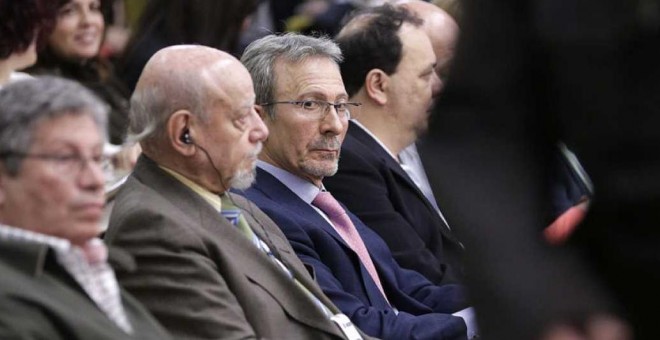 El expresidente de Fórum Filatélico, Francisco Briones (en el centro, con gafas), durante el juicio civil, que quedó visto para sentencia el pasado abril, nueve años después de su intervención. EFE