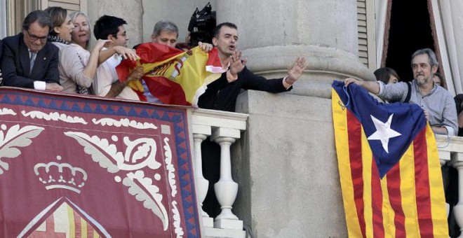 Momento en el que Alberto Fernández Díaz, del PP,  intenta sacar la bandera española en el balcón del Ayuntamiento de Barcelona. / EFE