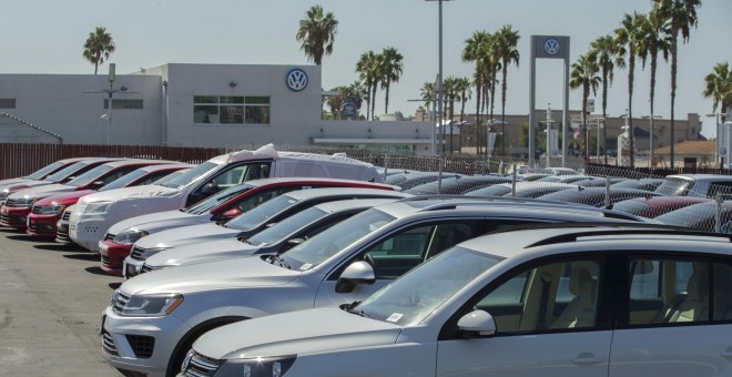 Vehículos nuevos y de segunda mano en un concesionario de  Volkswagen en la localidad californiana de San Diego (EEUU). REUTERS/Mike Blake