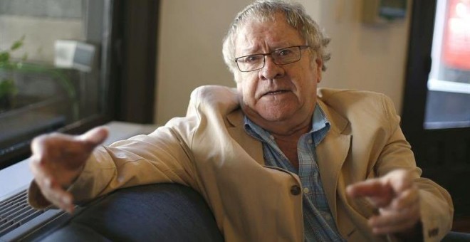 El hispanista Ian Gibson durante una entrevista con Efe sobre su nuevo libro, 'Poeta en Granada', donde recorre los rincones más emblemáticos por los que anduvo Federico García Lorca.- EFE