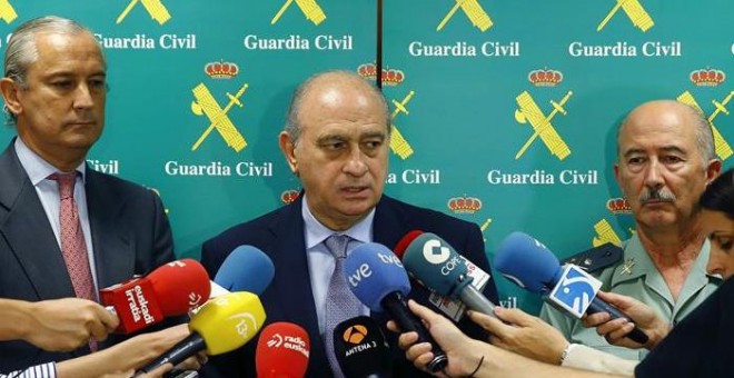 El ministro del Interior, Jorge Fernández Díaz (c), tras reunirse hoy con los responsables de Información de la Guardia Civil para felicitarles por la detención de la cúpula de ETA.- EFE/J.P. Gandul