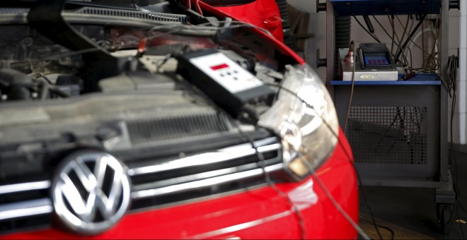 Examen a un motor de A Volkswagen, en un taller la ciudad bosnia de  Zenica. REUTERS/Dado Ruvic