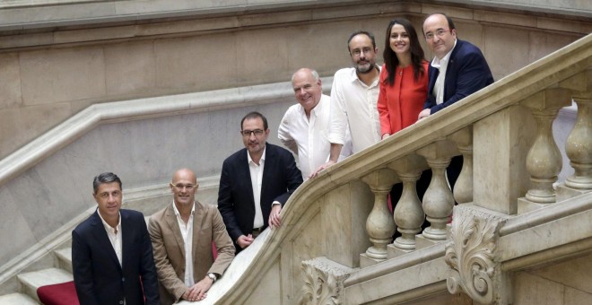 De izq. a dch., los candidatos en las elecciones catalanas, Xavier García Albiol (PPC), Raül Romeva (Junts pel Sí), Ramón Espadaler (Uniò), Lluis Rabell (Sí que es Pot), Antonio Baños (CUP), Inés Arrimadas (Ciutadans) y Miquel Iceta (PSC), en la escalinat