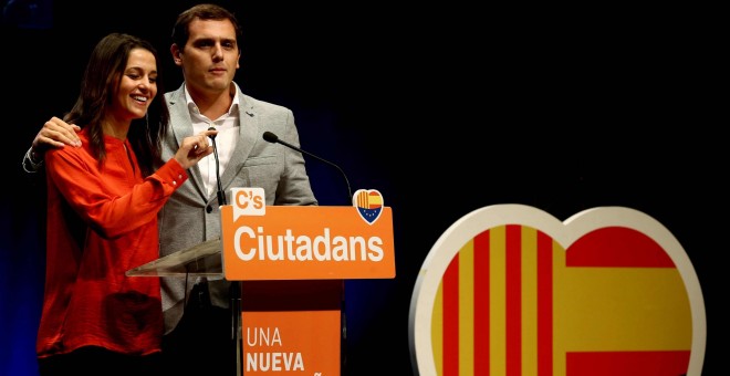 La candidata de Ciudadanos a la presidencia de la Generalitat, Inés Arrimadas, y el presidente de la formación, Albert Rivera, durante su intervención en el acto de fin de campaña en la plaza Virrei Amat de Barcelona. EFE/Toni Albir