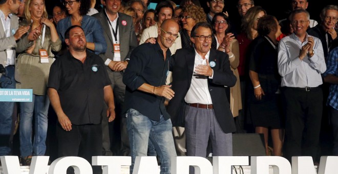 El president de la Generalitat, Artur Mas, con el cabeza de lista de Junts Pel Sí, Raul Romeva, y el presidente de ERC, Oriol Junqueras, en el mitin de cierre de campaña en Barcelona. REUTERS/Albert Gea