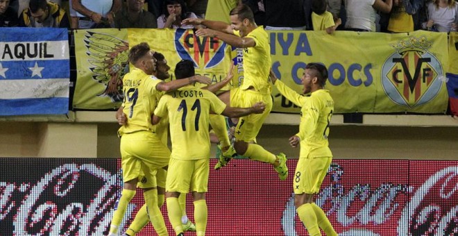 Los jugadores del Villarreal celebran el gol de Baptistao al Atlético. REUTERS/Heino Kalis