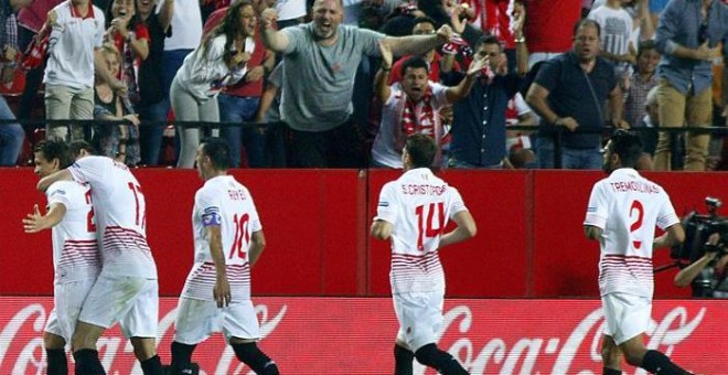 Los jugadores del Sevilla celebran el gol de Konoplyanka al Rayo. EFE/Paco Puentes