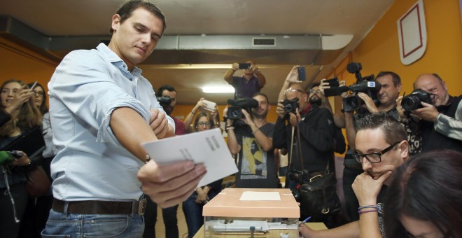 El presidente de Ciudadanos, Albert Rivera, en el momento de depositar su voto en una mesa del Colegio Santa Marta de L'Hospitalet de Llobregat, en las elecciones autonómicas del 27S. EFE/Andreu Dalmau