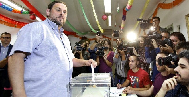 El presidente de ERC y candidato de Junts pel Sí, Oriol Junqueras (i), deposita su voto en una mesa del Centro Cívico El Turó de Sant Vicenç dels Hors (Barcelona), en las elecciones autonómicas del 27S. EFE/Andreu Dalmau