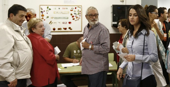 La candidata de Ciutadans a la presidencia de la Generalitat, Inés Arrimadas, se dispone a depositar su voto en una mesa de la escuela Ausias March del barrio de Les Corts de Barcelona, en las elecciones autonómicas del 27-S. EFE/Jesús Diges