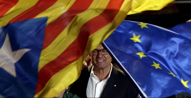 El presidente catalán, Artur Mas durante la celebración con sus simpatizantes de los resultados electorales de 'Junts pel Si' dentro del recinto del Born Centre Cultural de Barcelona. EFE/Alberto Estévez