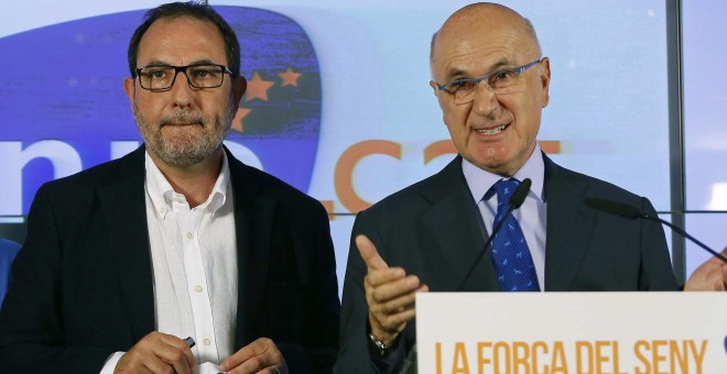 El presidente de UDC, Josep Antoni Duran i Lleida, acompañado por Ramón Espadaler y Montserrat Surroca, durante la rueda de prensa ofrecida para valorar los resultados de la formación tras las elecciones catalanas. EFE/Susanna Sáez.