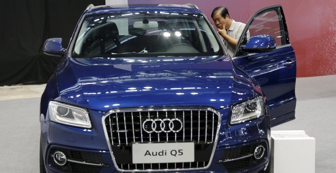 Un consumidor observa un Audi Q5 en una feria en Pekín la semana pasada. /REUTERS