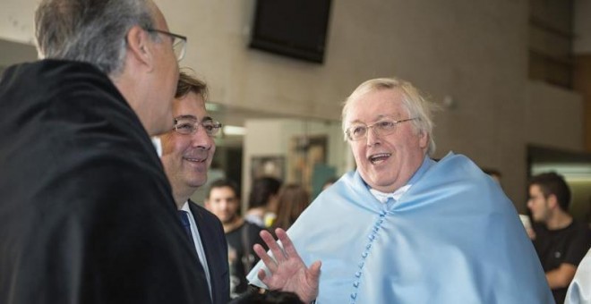 El historiador e hispanista británico Paul Preston (d), conversa con el rector de la Universidad de Extremadura, Segundo Píriz (i), y con el presidente extremeño, Guillermo Fernández Vara (c), antes de ser investido Doctor Honoris Causa en un acto celebr