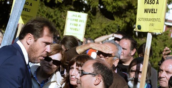 El alcalde de Valladolid conversa con varios concejales tras negarse a montar en el el AVE en el que viaja Rajoy. EFE/Nacho Gallego