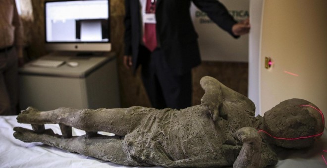 Una momia de Pompeya es examinada mediante una tommografía axial computarizada, en un proyecto  que investiga los hábitos, el empleo y las clases sociales de las víctimas de la erupción del Vesubio en el año 79 d.C. EFE/Cesare Abbate