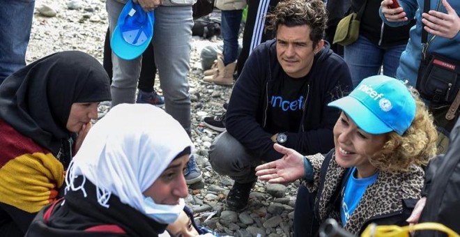 Orlando Bloom conversa con refugiados durante su visita a Macedonia. EFE/Georgi Licovski