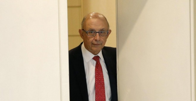 El ministro de Hacienda, Cristóbal Montoro, a su llegada a la sesión de control al Gobierno en el Senado. EFE/Chema Moya