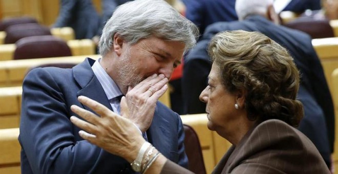 El ministro de Educación, Cultura y Deporte, Íñigo Méndez de Vigo, conversa con la senadora del PP, Rita Barberá, en la sesión de control al Gobierno hoy en el Senado. EFE/Chema Moya