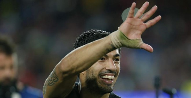 El delantero uruguayo del FC Barcelona Luis Suárez celebra la victoria ante el Bayer Leverkusen, al término del partido del Grupo E de la Liga de Campeones jugado esta noche en el Nou Camp, en Barcelona. EFE